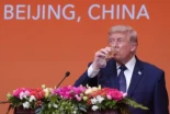 El aparente sorbo de vino de Trump llama la atención durante su viaje a China (Eng)