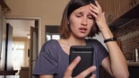 Vivir cansados y estar siempre disponibles: la normalización del agotamiento cotidiano