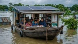 Mientras las inundaciones cierran escuelas y dejan a los niños sin clases en Bangladesh, barcos con paneles solares se transforman en aulas flotantes, llevan internet, biblioteca y salud
