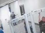El agente está como diciendo: “Perdón por mi perro, señor.  Eh, por cierto, buen rifle."