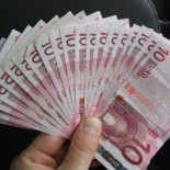 Los costes laborales en España están en la media europea; mientras que los salarios, muy por debajo