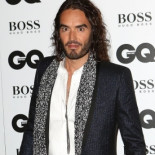 Russell Brand es expulsado de la gala de premios GQ por recordar que Hugo Boss fabricaba uniformes para los nazis [ENG]