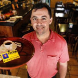 Cómo pasar de dirigir un periódico de 220 redactores en Bucarest a servir cafés en un bar de Valencia