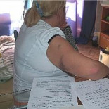 ´Socorro, mi marido me quiere matar, llamen a la policía por favor´