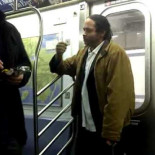 Chico detiene pelea en el metro comiendo patatas fritas