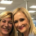 El abrazo de Cifuentes con la funcionaria que cambió sus notas