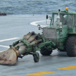Así limpia Rusia sus portaaviones: con un motor de avión y un tractor