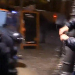 Que un policía agreda a varios periodistas no atenta contra la libertad de información