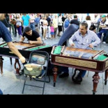 Músicos rumanos tocando el Cimbalom a dúo en Puerta del Sol, Madrid