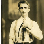 Descubren que un gallego inventó las pinzas de los tirantes gracias a una foto familiar [gl]