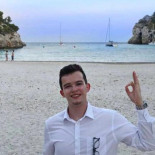 Un hombre hace escala en Menorca en su viaje Newcastle-Londres para denunciar lo caro que es el tren