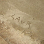 Arrestan a una niña de 11 años por escribir su nombre en el cemento fresco