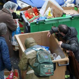 Arrestada por llevarse a casa la comida que un supermercado tiró a la basura