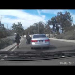 Una mujer va en un coche y...