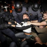 Foto de una detención realizada por cuatro policías el #26S