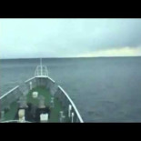 Ola del tsunami de Japón grabada desde un barco en el mar