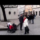Un bebé se pone a cantar ópera junto a un cantante callejero