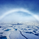 Fotografía de arcoiris albino o arcoiris de niebla en el polo norte