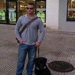 Impiden la entrada a un supermercado al atleta invidente David Casino por ir con su perra guía