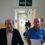 El alumno de más edad de la UNED realiza el examen de la última asignatura, junto a su hermano