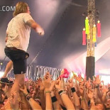 Cantante atrapa una cerveza en el aire