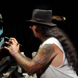 Demostración de caligrafía decorativa pintada a mano