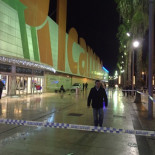 Unos ladrones empotran un coche contra una puerta de entrada al Alcampo en plena tarde de compras