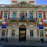 Cifuentes cuelga en Sol un cartel en apoyo al opositor venezolano Leopoldo López