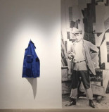 Una jubilada roba una obra de arte al confundirla con una chaqueta olvidada, se la lleva a su casa y le hace el dobladillo