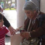 Fue profesora por 35 años y hoy pide limosna para costear sus gastos médicos