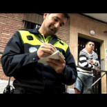 Policía municipal golpea la cámara de periodista que estaba grabando un desahucio