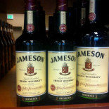 Policía ebrio es incapaz de subir a recoger un premio del colectivo Mothers Against Drunk Driving [ENG]