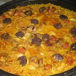 Golpeados y expulsados de un chiringuito valenciano tras pedir chorizo en su paella