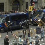 La Policía dispara pelotas de goma a los votantes en Barcelona  [EN]