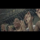 Las insólitas canchas de fútbol asimétricas que llevan el deporte a los barrios más pobres de Tailandia