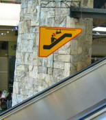 ¡Cuidado con el letrero que te avisa de que tengas cuidado!