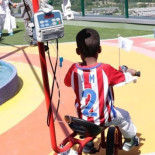 Un triciclo portasueros para los niños ingresados en el 12 de Octubre