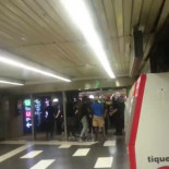 Enfrentamiento muy agresivo entre los manteros y la Policía en Barcelona