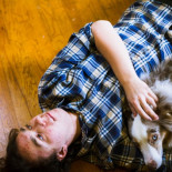 PETA recuerda a los perros que deben sacar a pasear al informático un mínimo de tres veces al día