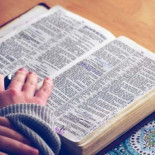 Traduce varios versículos de la Biblia a ADN, se los inyecta en la pierna y sufre una infección