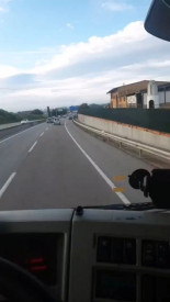 Gente haciendo cola en el coche