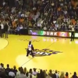 Chico se encesta a sí mismo por accidente en concurso de mates