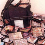 Entra a vender CD's piratas a una comisaría: detenido