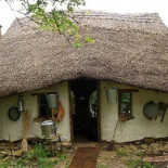 Granjero inglés desafía las hipotecas y se hace una casa por 240 dólares