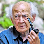 Zygmunt Bauman: "Vivimos en dos mundos paralelos y diferentes: el online y el offline"