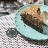 Pastel de chocolate con merengue de chocolate