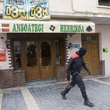 Un hombre armado con una maza destroza la herriko taberna de Lazkao