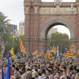 Desilusión y caras largas en Arc de Triomf después de la suspensión de la DUI