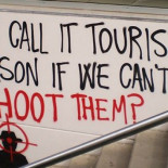 Pintadas contra turistas en el Parc Güell (Barcelona)