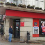 Un hombre agrede con un cuchillo al director de una sucursal bancaria de Baiona